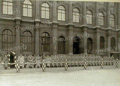 Юнкера 4-й роты в карауле у Зимнего дворца (9 февраля 1905г.).jpeg