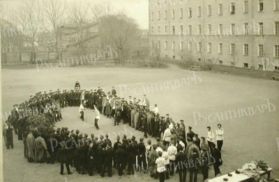Юнкера во время состязаний по фехтованию во дворе училища. 1908г..jpeg
