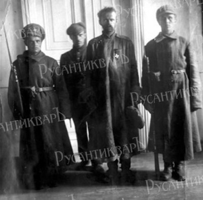 Пленный Унгерн под охраной красноармейцев.jpg