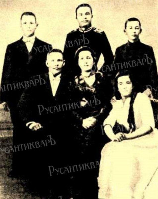 Юнкер Александр Егоров (стоит в центре) в кругу семьи, начало ХХ века.jpeg