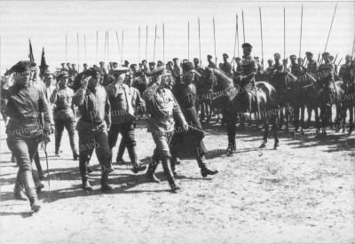Троцкий и Егоров в Харькове перед сдачей его белым. 1919.jpg