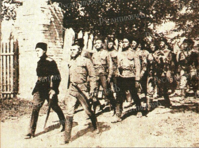 Марковцы вступают во взятый город. 1919 год.jpg