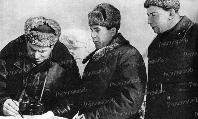 Слева направо Рейтер Макс Андреевич, Сандалов Леонид Михайлович, Пигурнов Афанасий Петрович. Март 1943.jpg