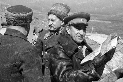 Генерал Иван Петров (в центре).jpg