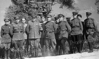 Генерал-лейтенант Петров, командующий Северо-Кавказским фронтом, среди офицеров штаба фронта. Сентябрь, 1943 г..jpg