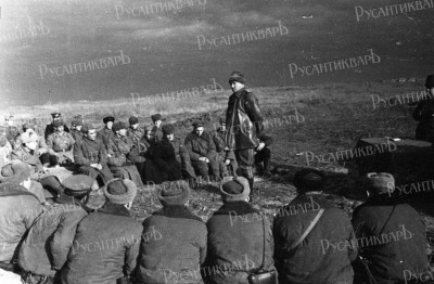 Командующий войсками Северо-Кавказского фронта генерал-полковник Иван Петров инструктирует бойцов и командиров перед десантом в Керчь. Октябрь 1943.jpg