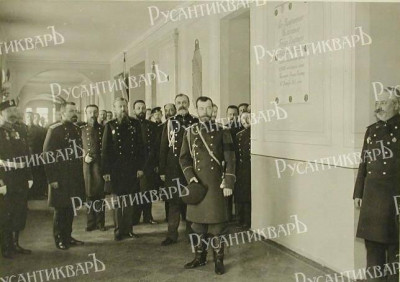 Император Николай II в группе офицеров-(преподавателей) во время посещения училища.jpg