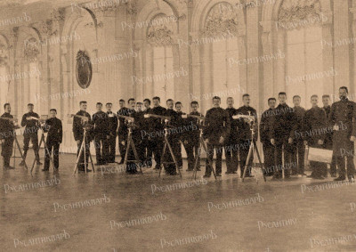 Занятия с угломером,Михайловское артиллерийское училище.1899 год.jpg