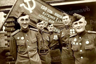 Капитан К.Я. Самсонов, старший сержант М.В. Кантария,сержант М.А.Егоров,старший сержант И.Я.Сьянов, капитан С.А. Неустроев  со Знаменем Победы.jpg