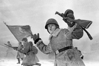 Советские солдаты в атаке под Ленинградом, 1943 год..jpg