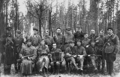 Бойцы партизанского отряда «Червоный» в Хинельских лесах..jpg