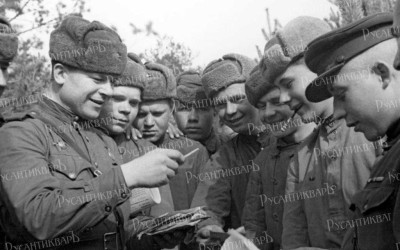 советские воины 2-го Белорусского фронта разбирают почту..jpg
