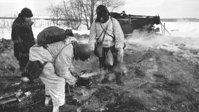 В перерыве между боями. 1941 год.Павел Трошкин..png