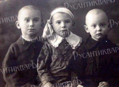 Александр, Августина и Леонид Гайдай, 1920-е годы.jpg