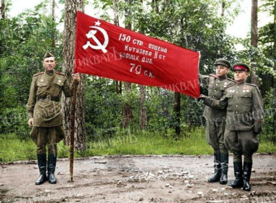 На фото, слева направо И.Я. Сьянов, В.И. Давыдов, Ф.М. Зинченко у развернутого Знамени Победы 150-й Идрицко-Берлинской стрелковой дивизии на даче Геринга перед отправкой в Москву.jpg