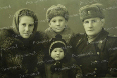 Степан Неустроей с семьёй..jpg