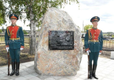 Камень с табличкой на родине героя в селе Талица Сухоложского района Свердловской области..jpg