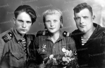 Катя Михайлова с сослуживцами..jpg