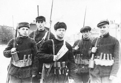 Бойцы истребительного отряда Кировского завода. 1941..jpg