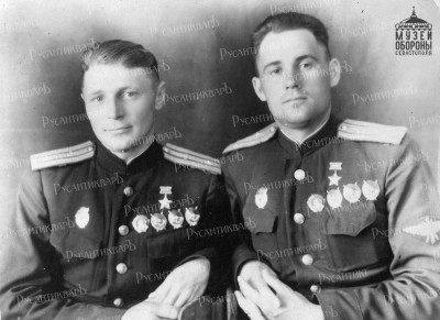 Герои Советского Союза летчики-черноморцы К.С. Алексеев (слева) и М.В. Авдеев. 1944 г..jpg