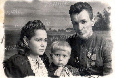Колобанов З.Г.с семьей после войны.jpeg