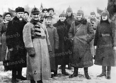 1922 г. Декабрь На Вокзальной площади Владивостока командующий войсками Сибири Н.Н. Петин.jpg