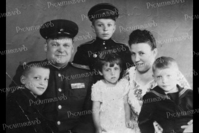 Приехавший на каникулы суворовец Сережа Алешков - в кругу своей семьи..jpg