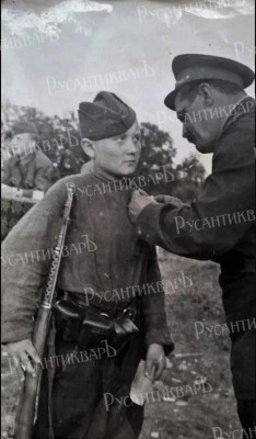 Командир партизанского соединения А. Фёдоров вручает награду Бондаренко С.И..jpg