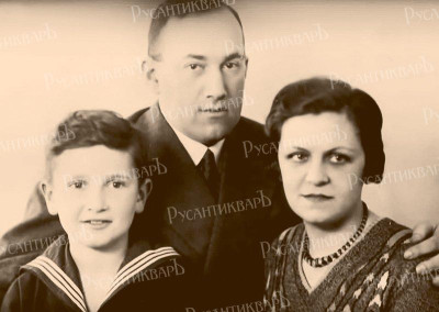 Е.Весник с родителями.jpg