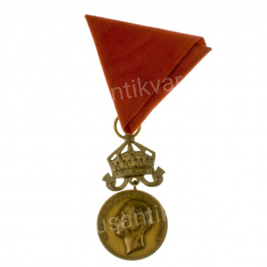 Болгария. Медаль "За Заслуги" 3 степени с портретом Царя Бориса III с короной, на ленте мирного времени. В оригинальном футляре.