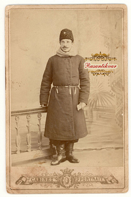 Фотография казака Донского войска в башлыке и казакине. 