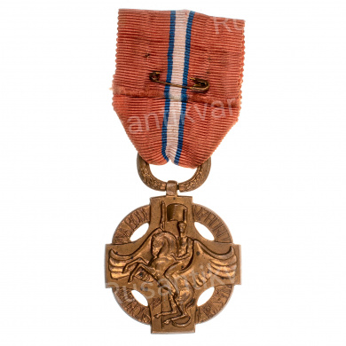 Чехословакия. Чехословацкая революционная медаль, на ленте с планками "BACHMAČ" и "ČD".