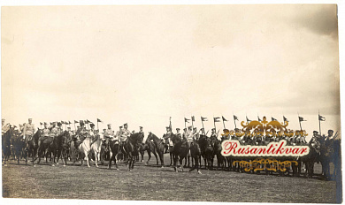 Император Николай II со Свитой верхом объезжает парадный строй эскадронов Лейб-гвардии Уланского Его Величества полка на Военном поле в Красном Селе. 