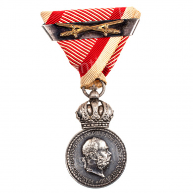 Австро - Венгрия. Медаль "За Военные Заслуги" с мечами на ленте.